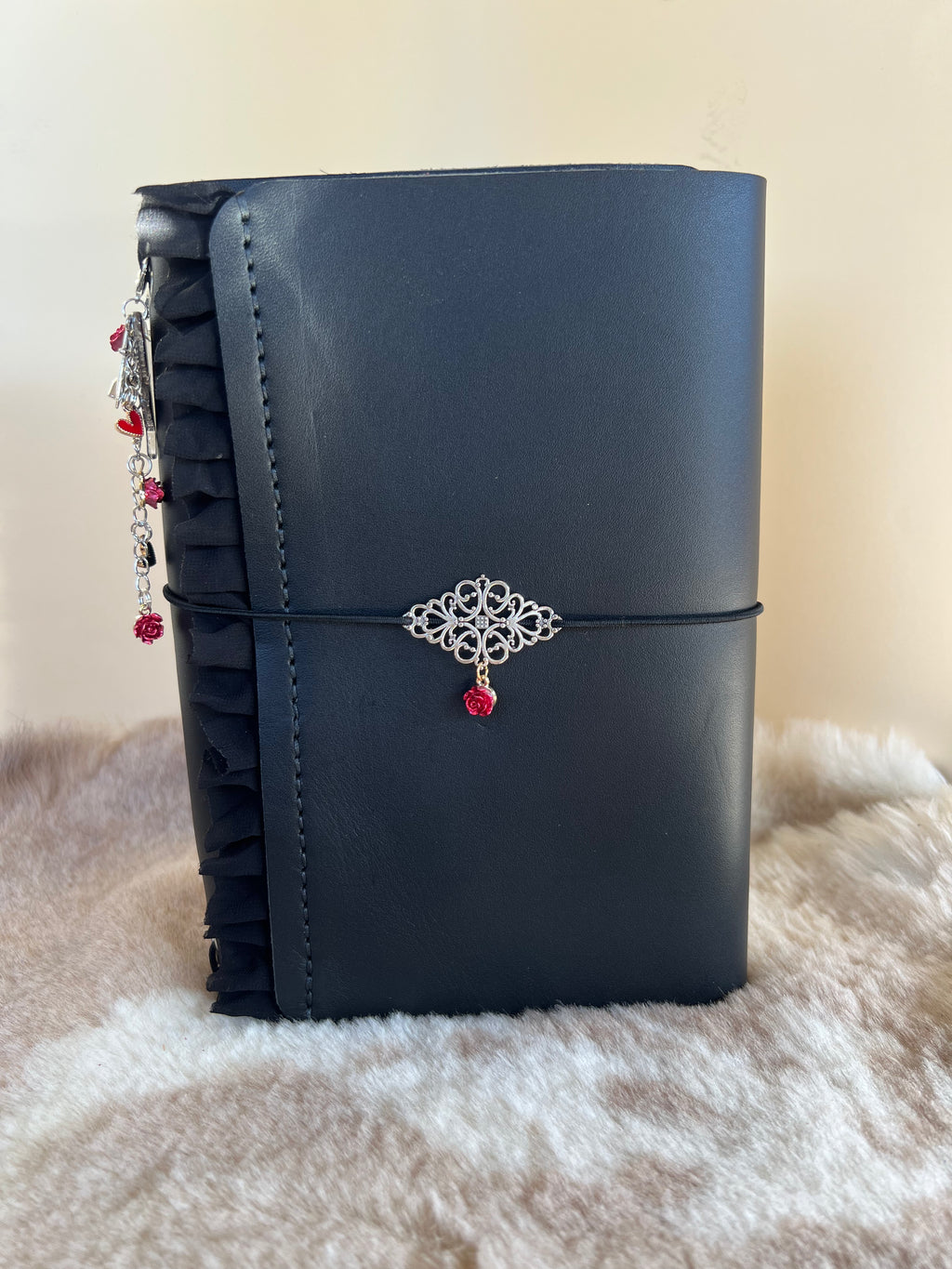 Kožený zápisník A5 - čierna - LIMITKA - Haunting adeline vibe - dlhá verzia