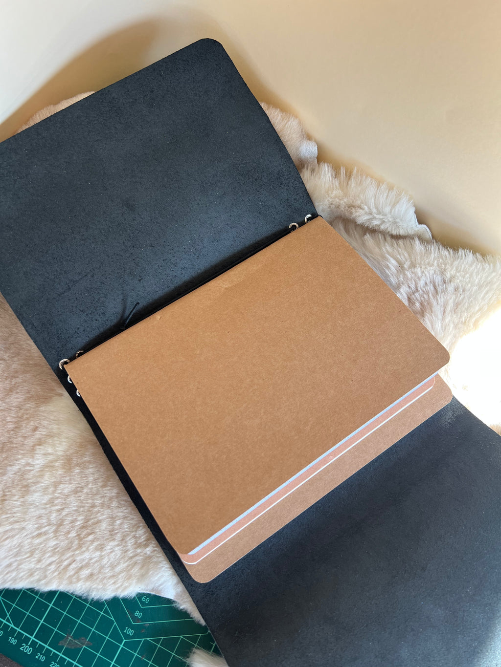 Kožený zápisník A5 - čierna - LIMITKA - Haunting adeline vibe - dlhá verzia