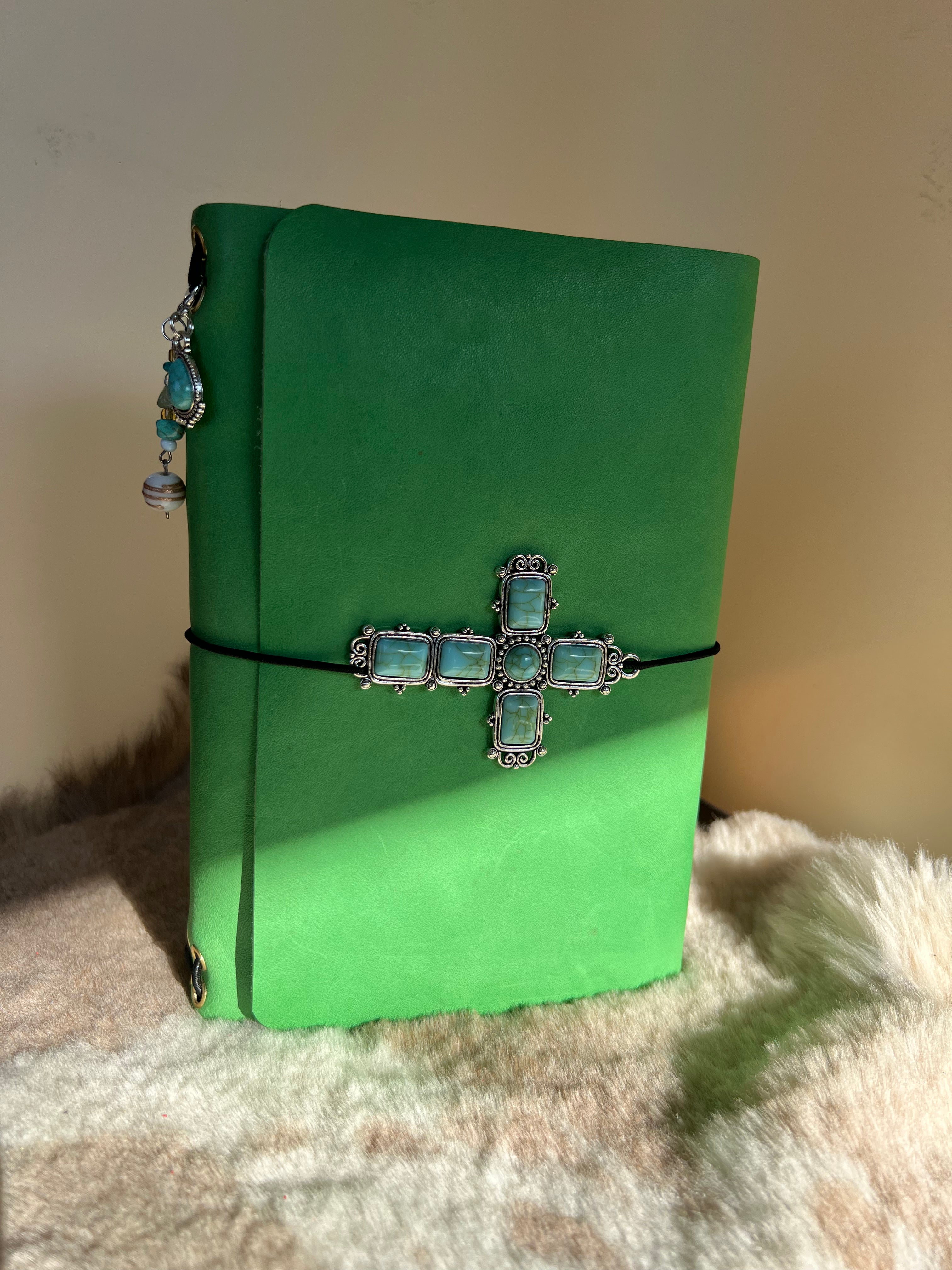 Kožený zápisník A5 - Zelená - Green Spring - Spring cross - dlhá verzia