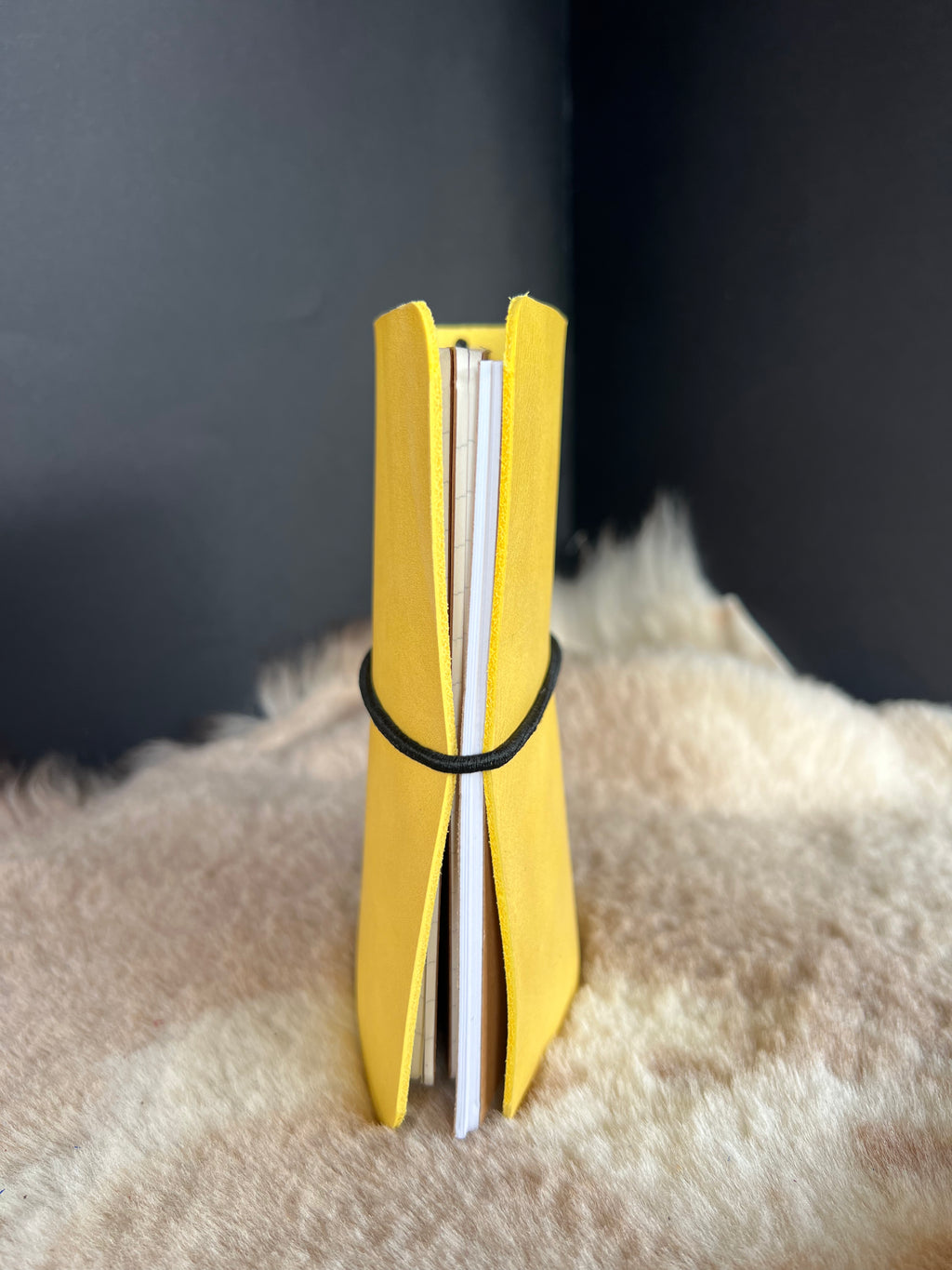 Kožený zápisník A6 - žltá - Yellow Bee - krátka verzia