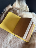 Kožený zápisník A6 - žltá - Yellow Bee - krátka verzia