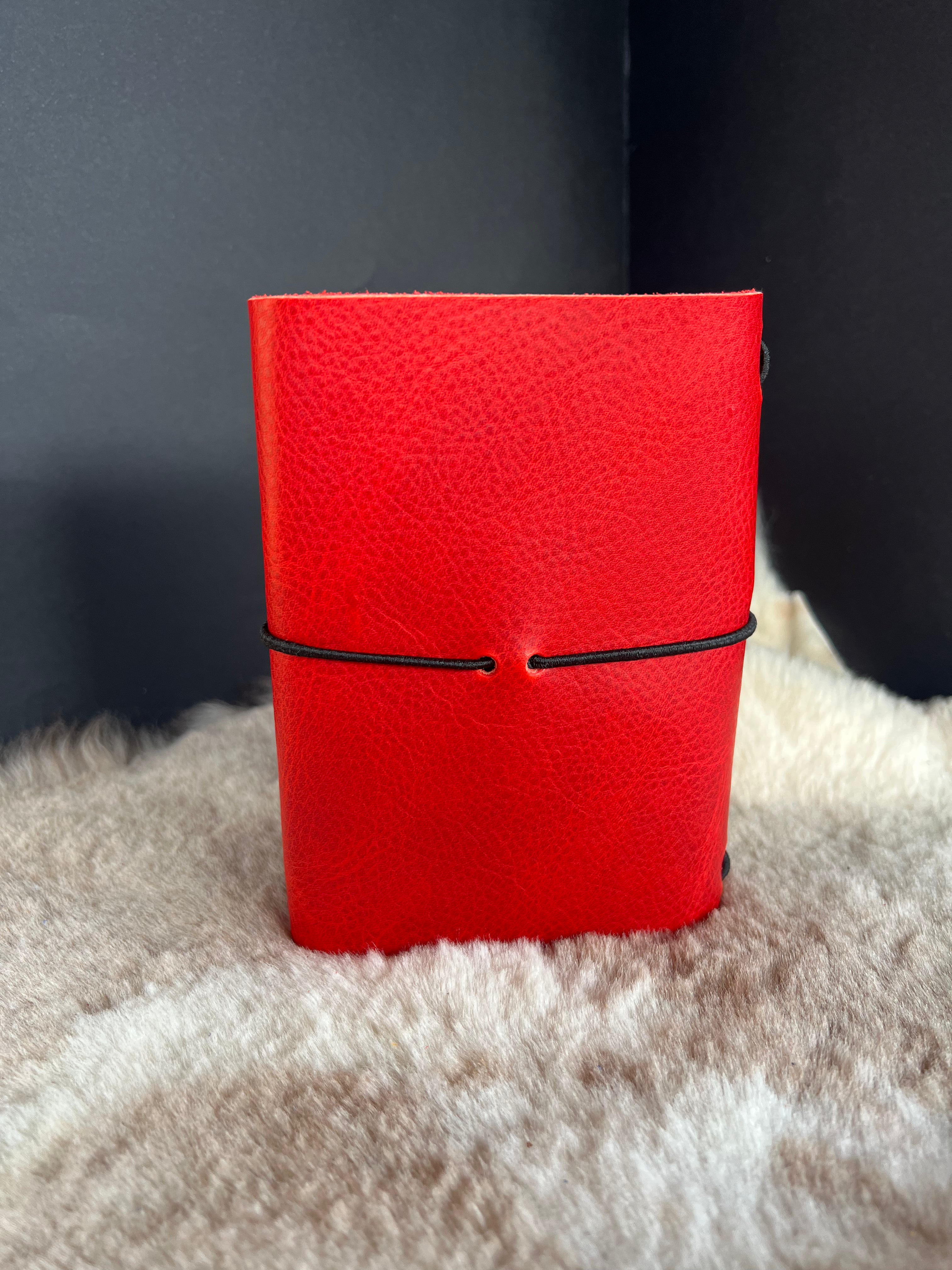 Kožený zápisník A6 - červená - Red matte - dlhá verzia