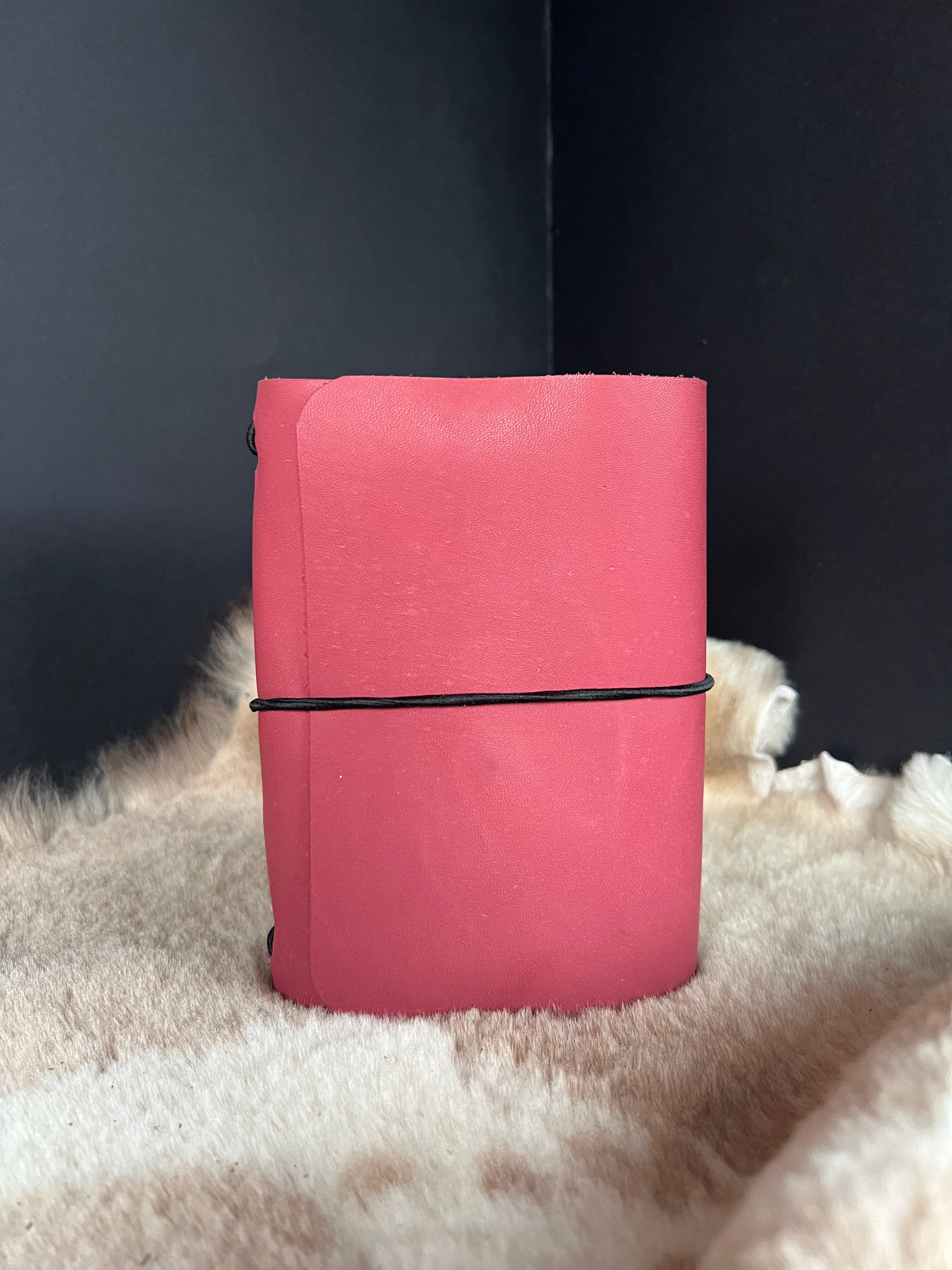 Kožený zápisník A6 - Ružová - pink cherry - dlhá verzia (poškodená)