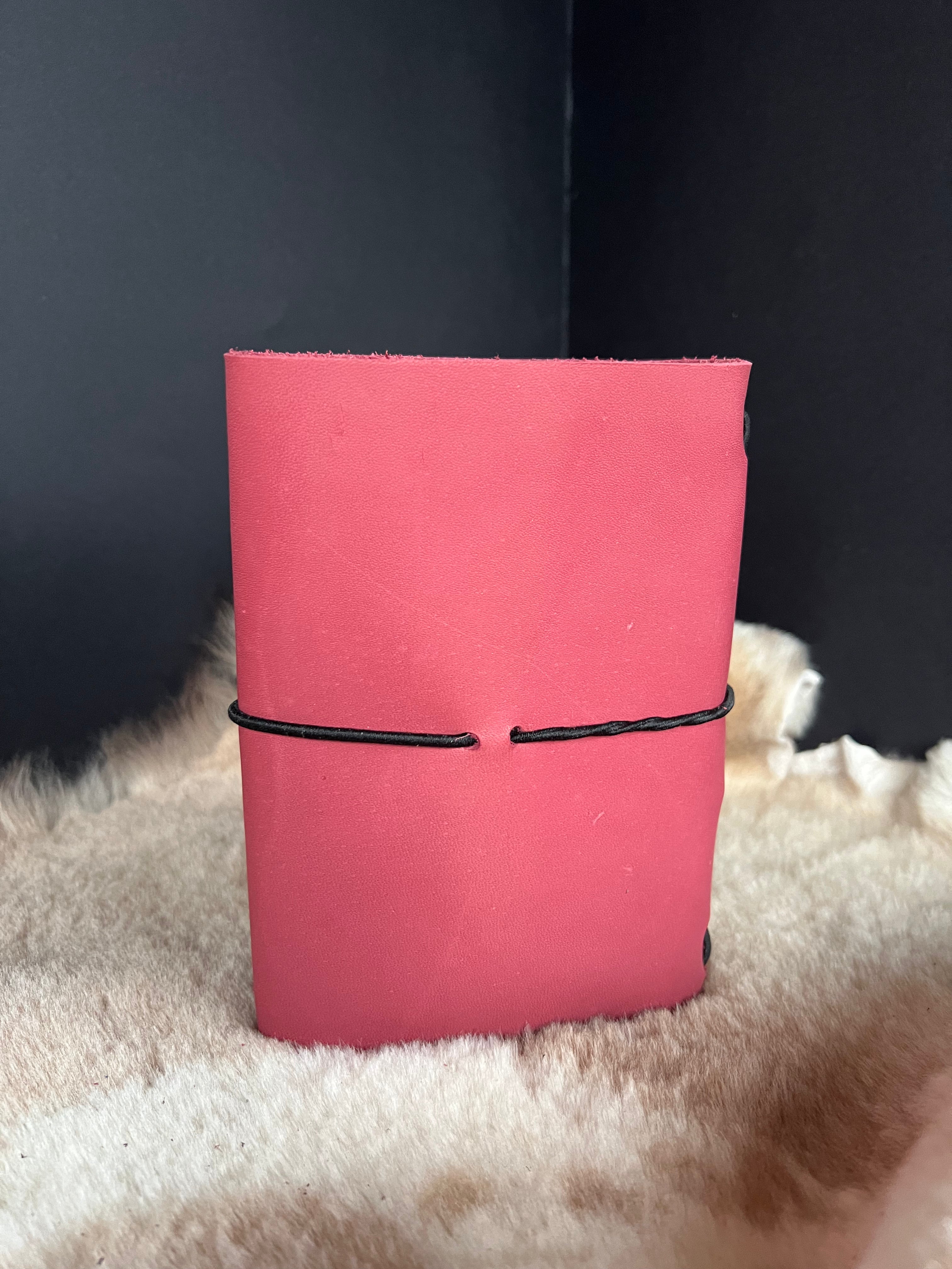 Kožený zápisník A6 - Ružová - pink cherry - dlhá verzia (poškodená)