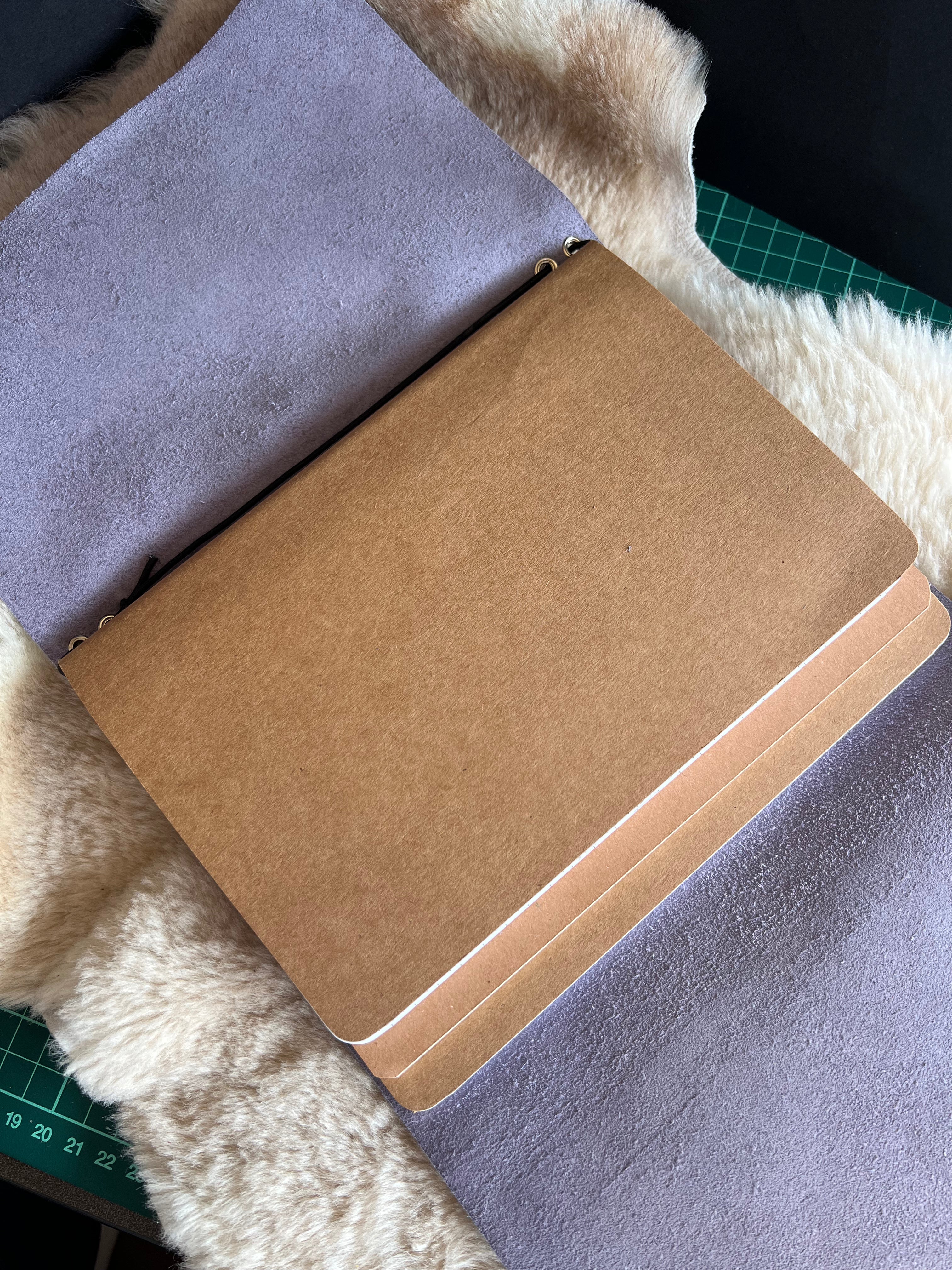 Kožený zápisník A5 - Fialová - LIMITKA - Bridgerton vibe - dlhá verzia