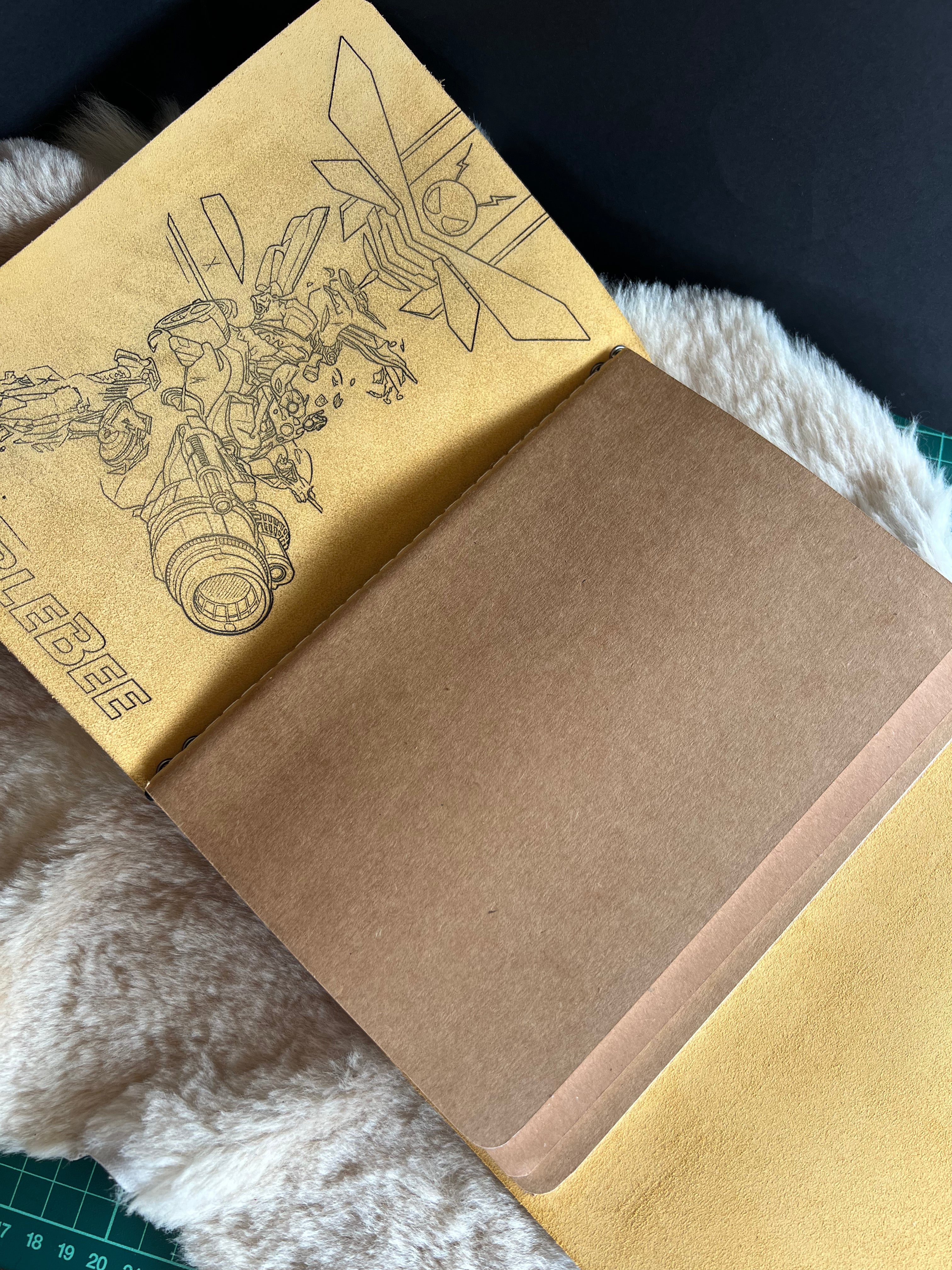 Kožený zápisník A5 - žltá - LIMITKA - Bumble Bee - dlhá verzia