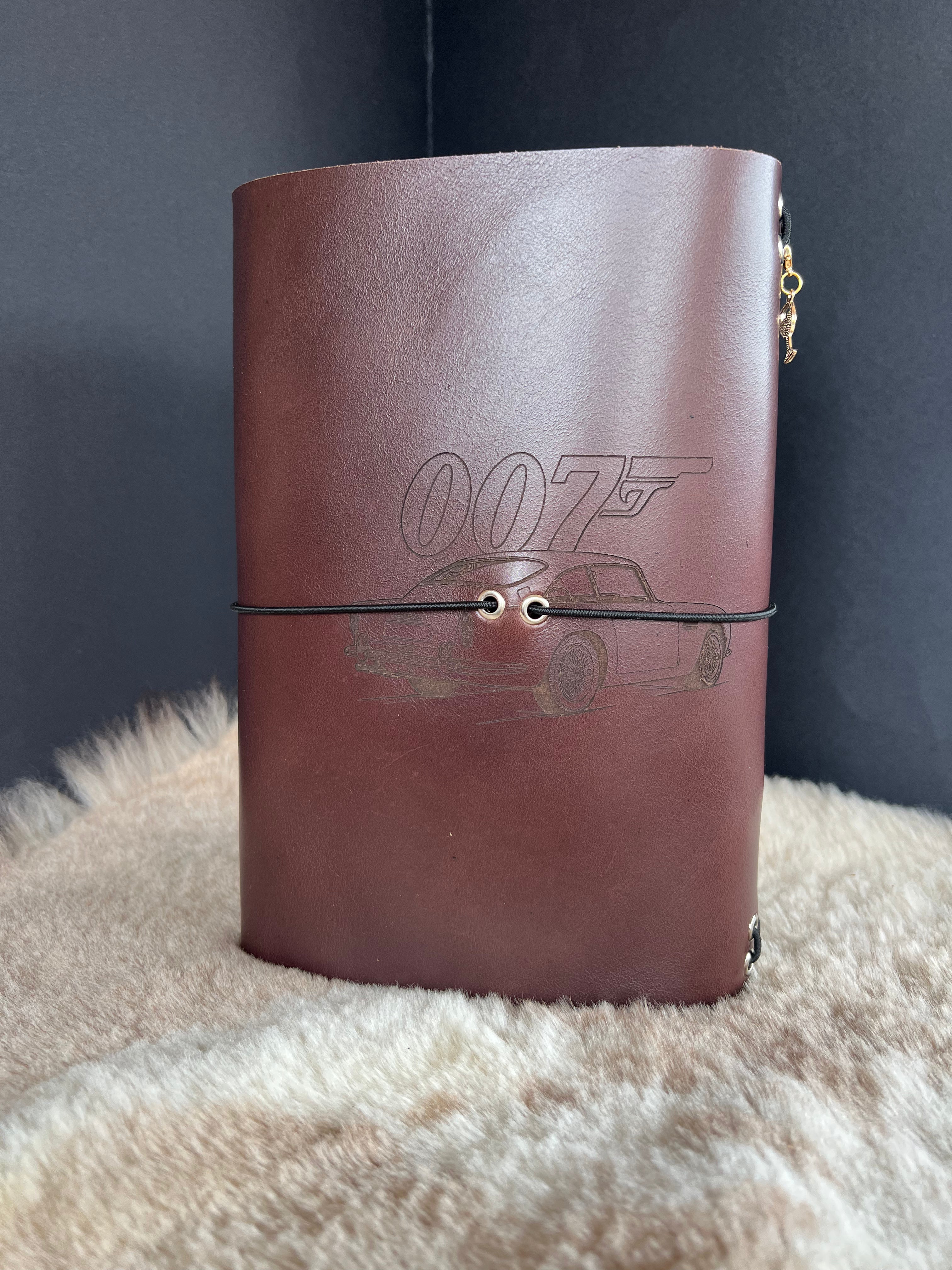 Kožený zápisník A5 - hnedá - LIMITKA - James Bond vibe - dlhá verzia