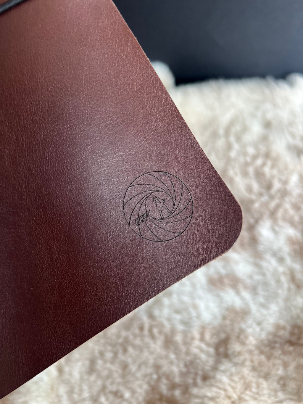 Kožený zápisník A5 - hnedá - LIMITKA - James Bond vibe - dlhá verzia