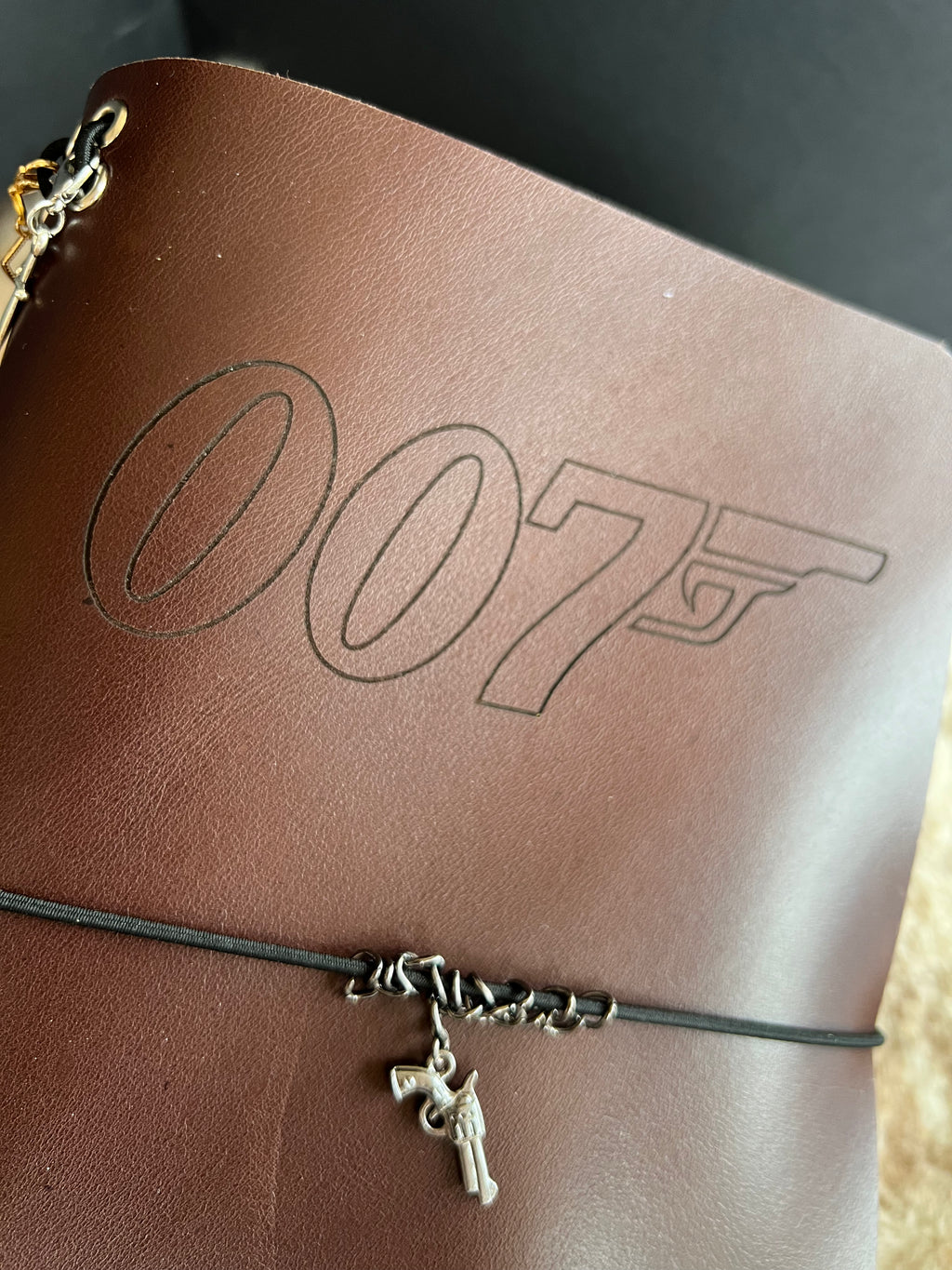 Kožený zápisník A5 - hnedá - LIMITKA - James Bond vibe - dlhá verzia