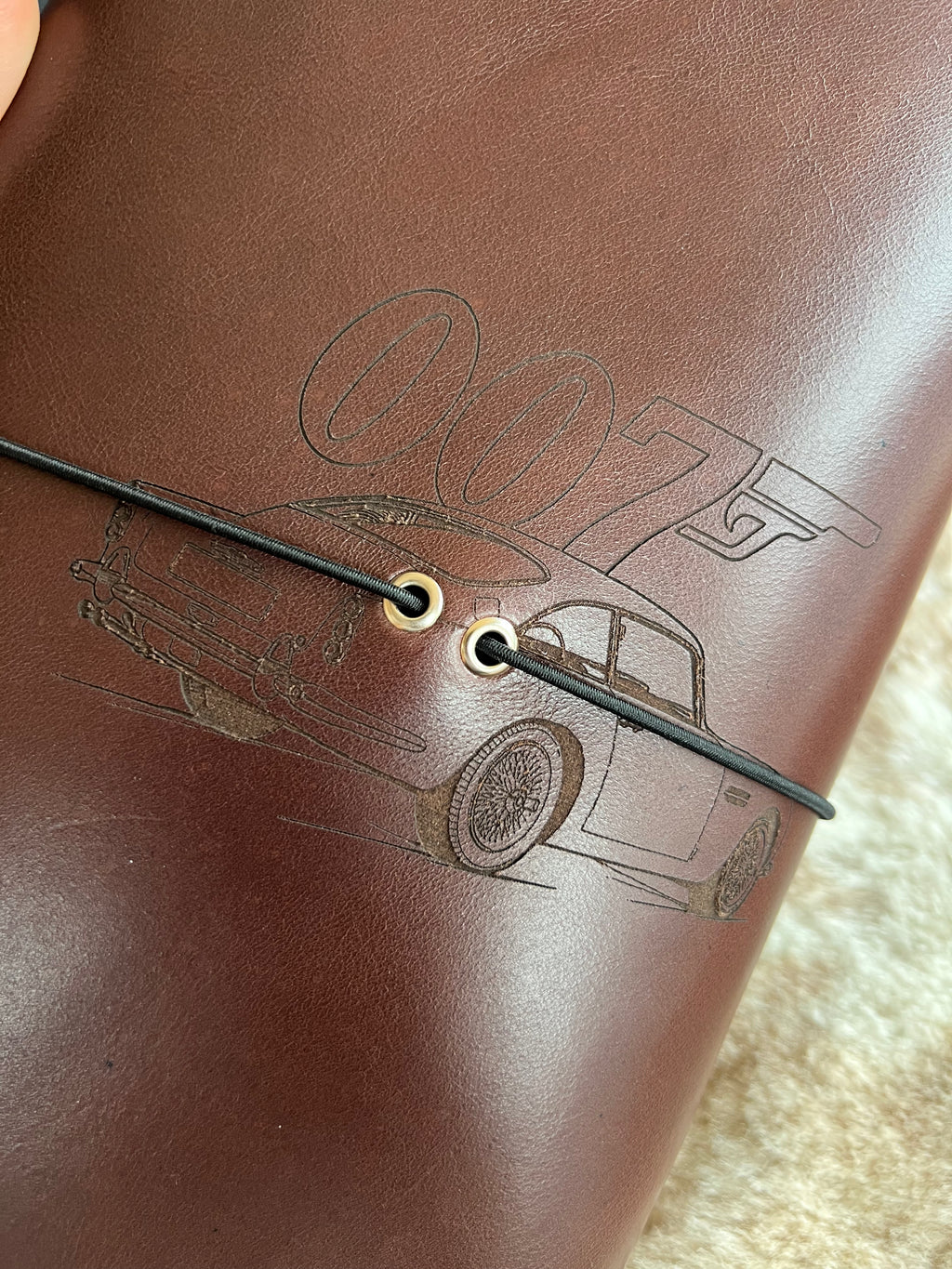 Kožený zápisník A5 - hnedá - LIMITKA - James Bond vibe - dlhá verzia