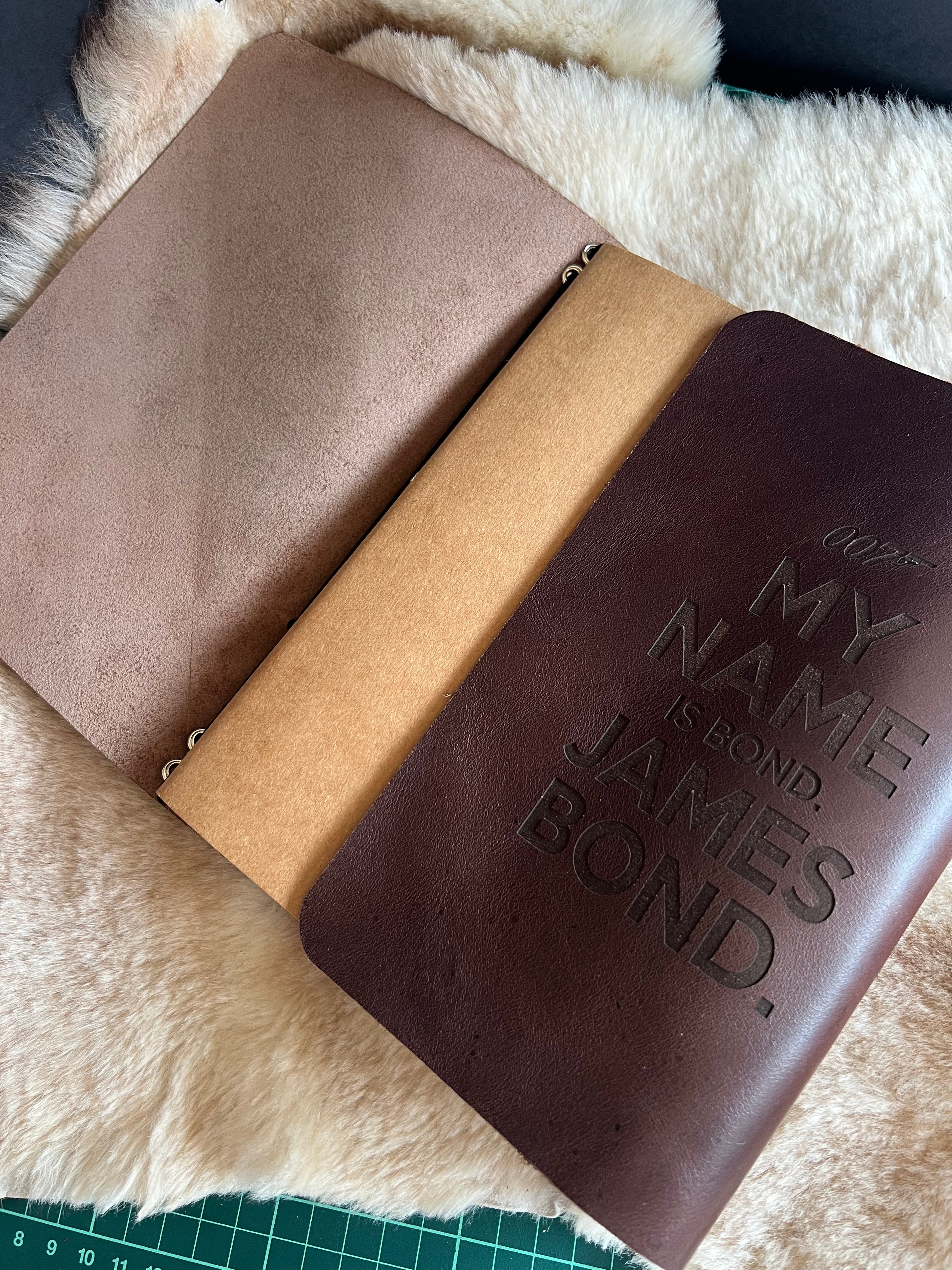 Kožený zápisník A5 - hnedá - LIMITKA - James Bond vibe - dlhá verzia