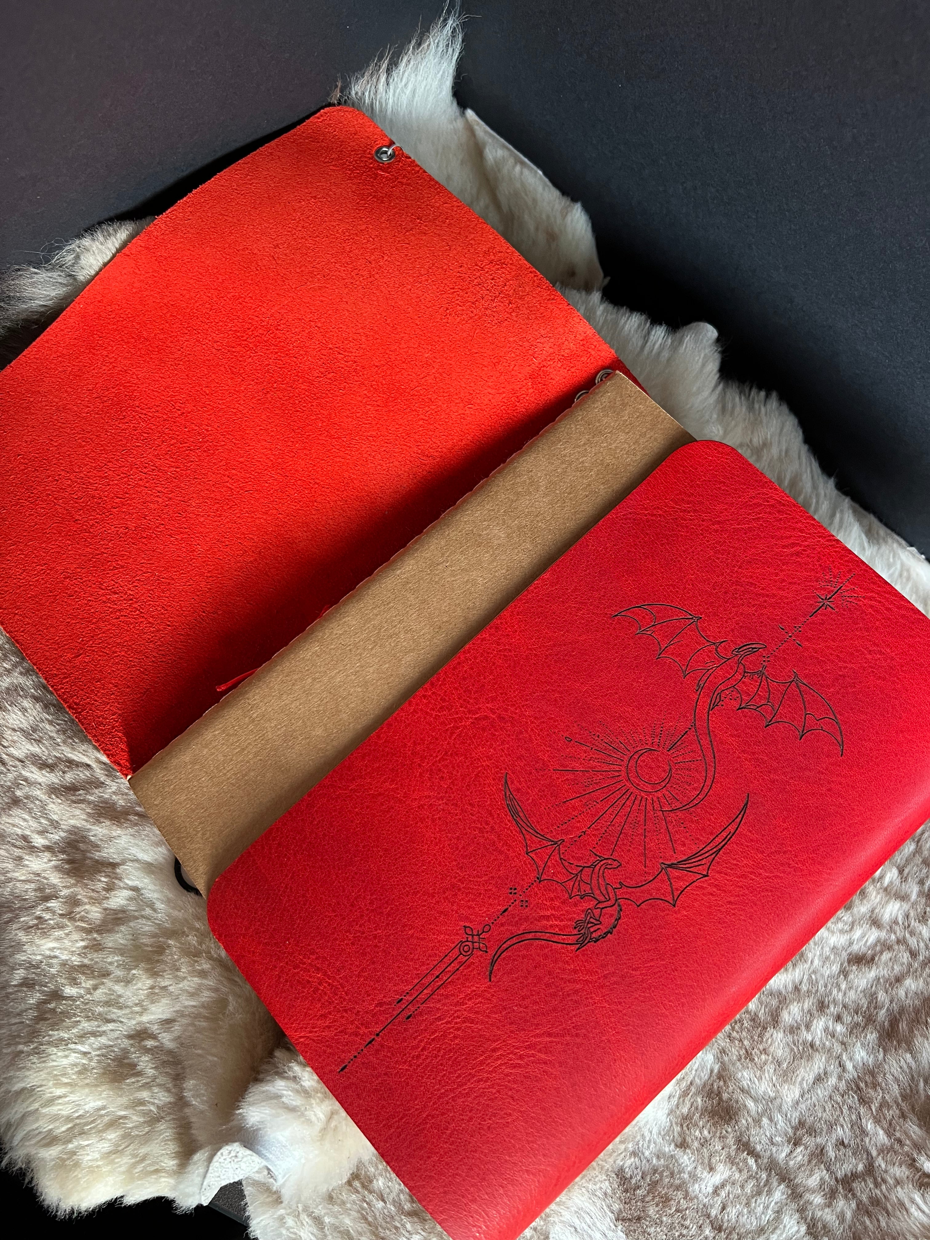 Kožený zápisník A5 - červená - LIMITKA - Acotar vibe - dlhá verzia