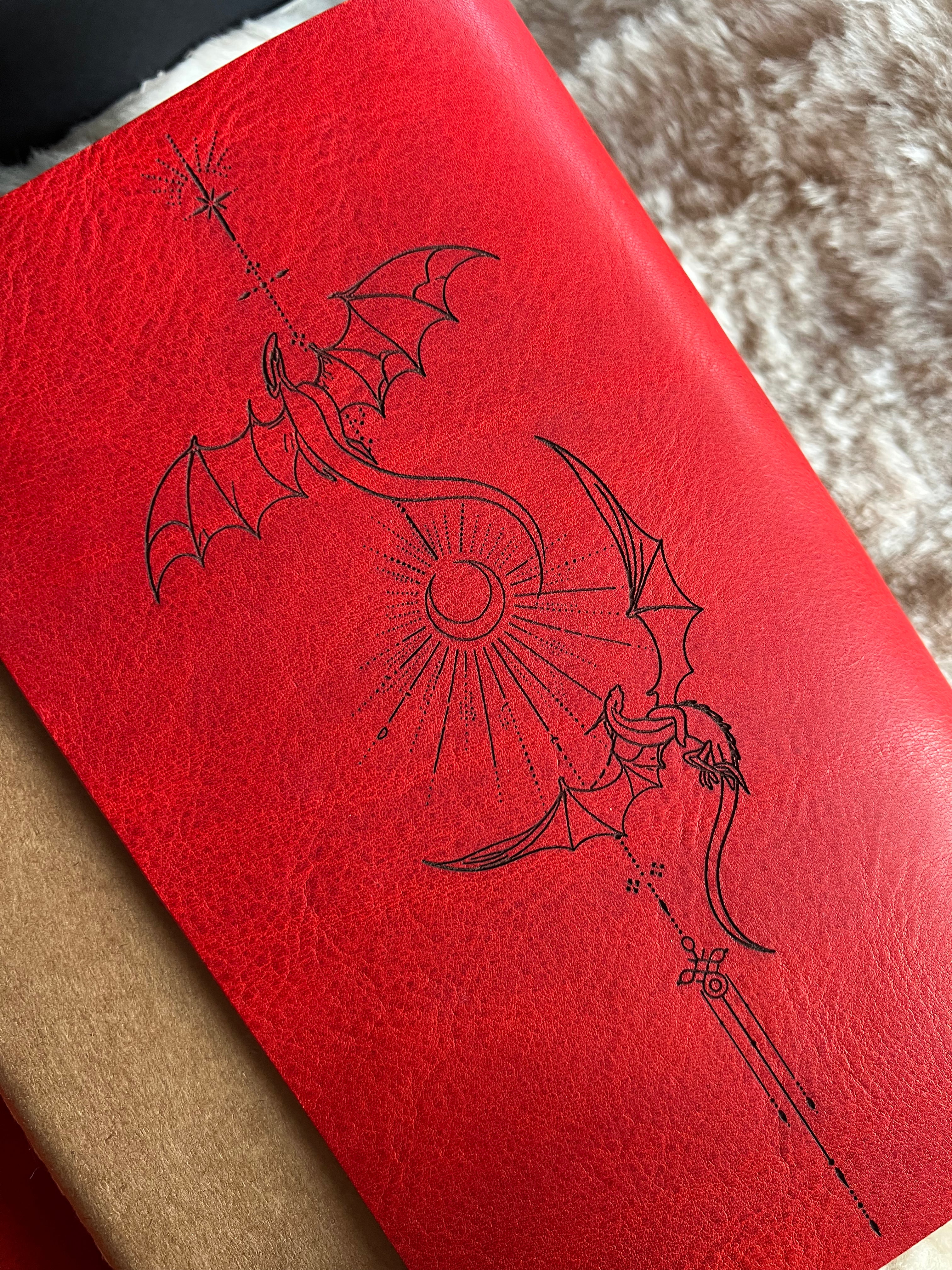 Kožený zápisník A5 - červená - LIMITKA - Acotar vibe - dlhá verzia