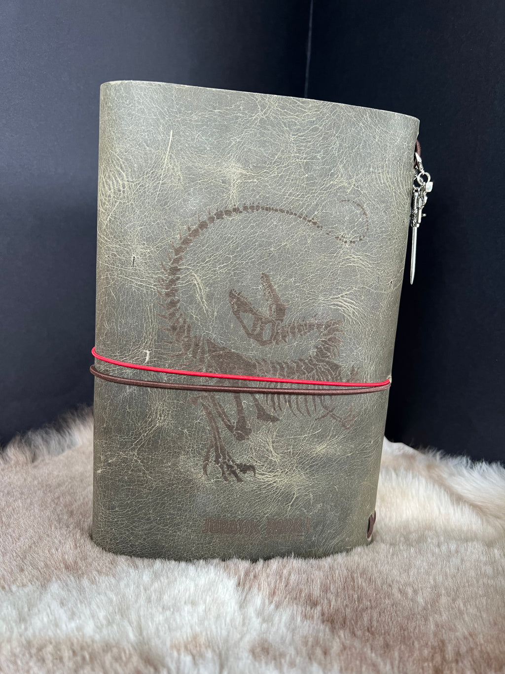 Kožený zápisník A5 - zelená - LIMITKA - Jurský park vibe - dlhá verzia