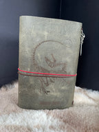 Kožený zápisník A5 - zelená - LIMITKA - Jurský park vibe - dlhá verzia