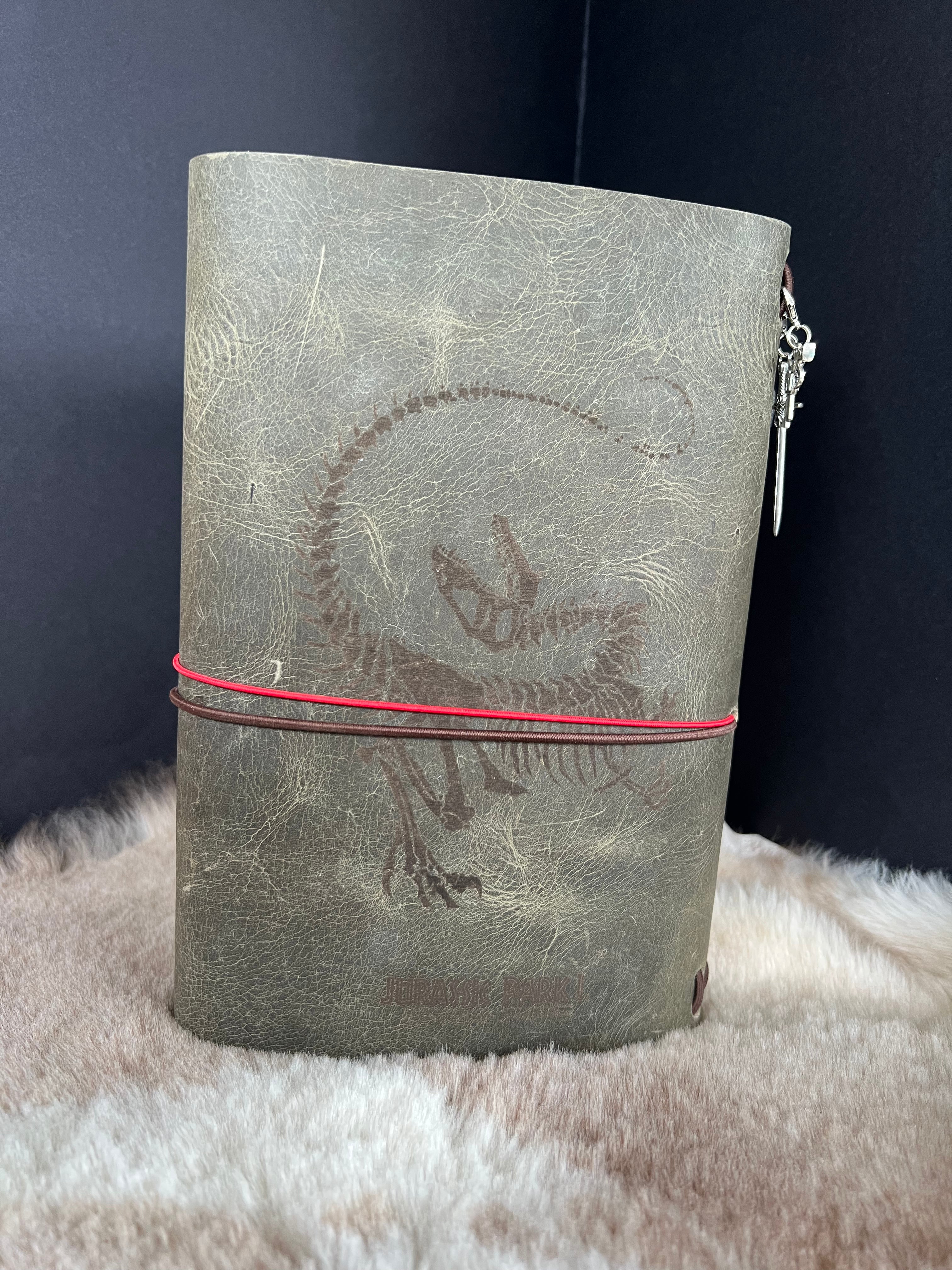 Kožený zápisník A5 - zelená - LIMITKA - Jurský park vibe - dlhá verzia