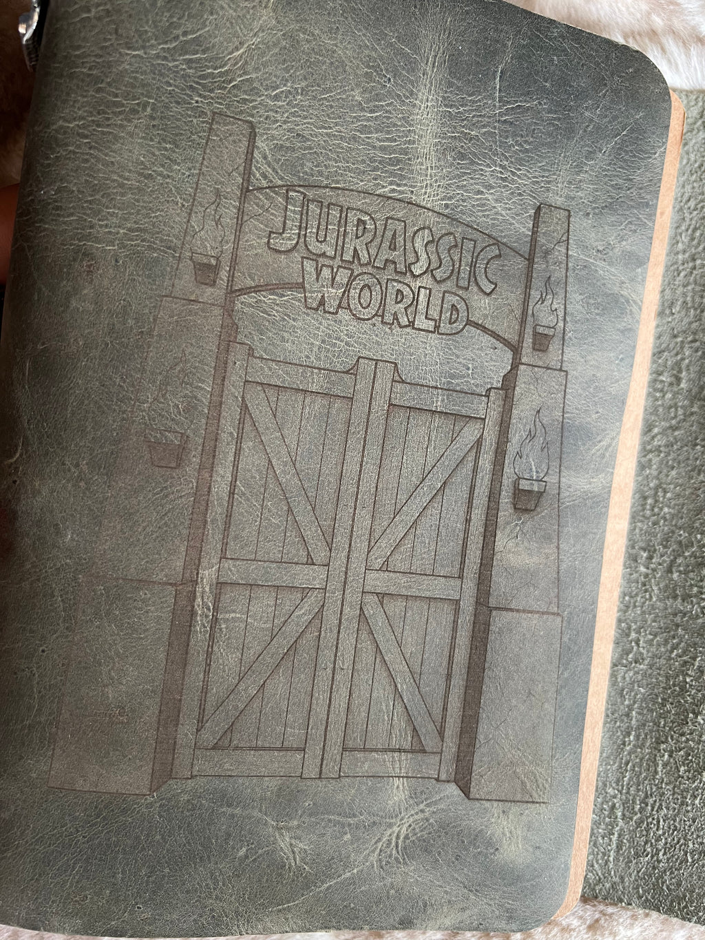 Kožený zápisník A5 - zelená - LIMITKA - Jurský park vibe - dlhá verzia