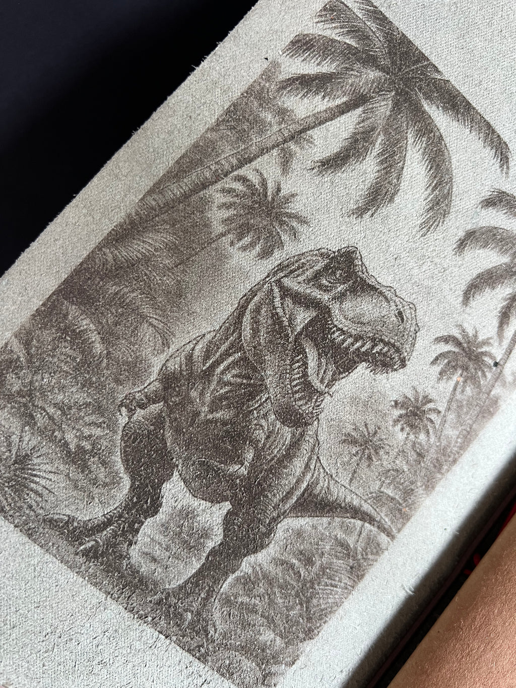 Kožený zápisník A5 - zelená - LIMITKA - Jurský park vibe - dlhá verzia