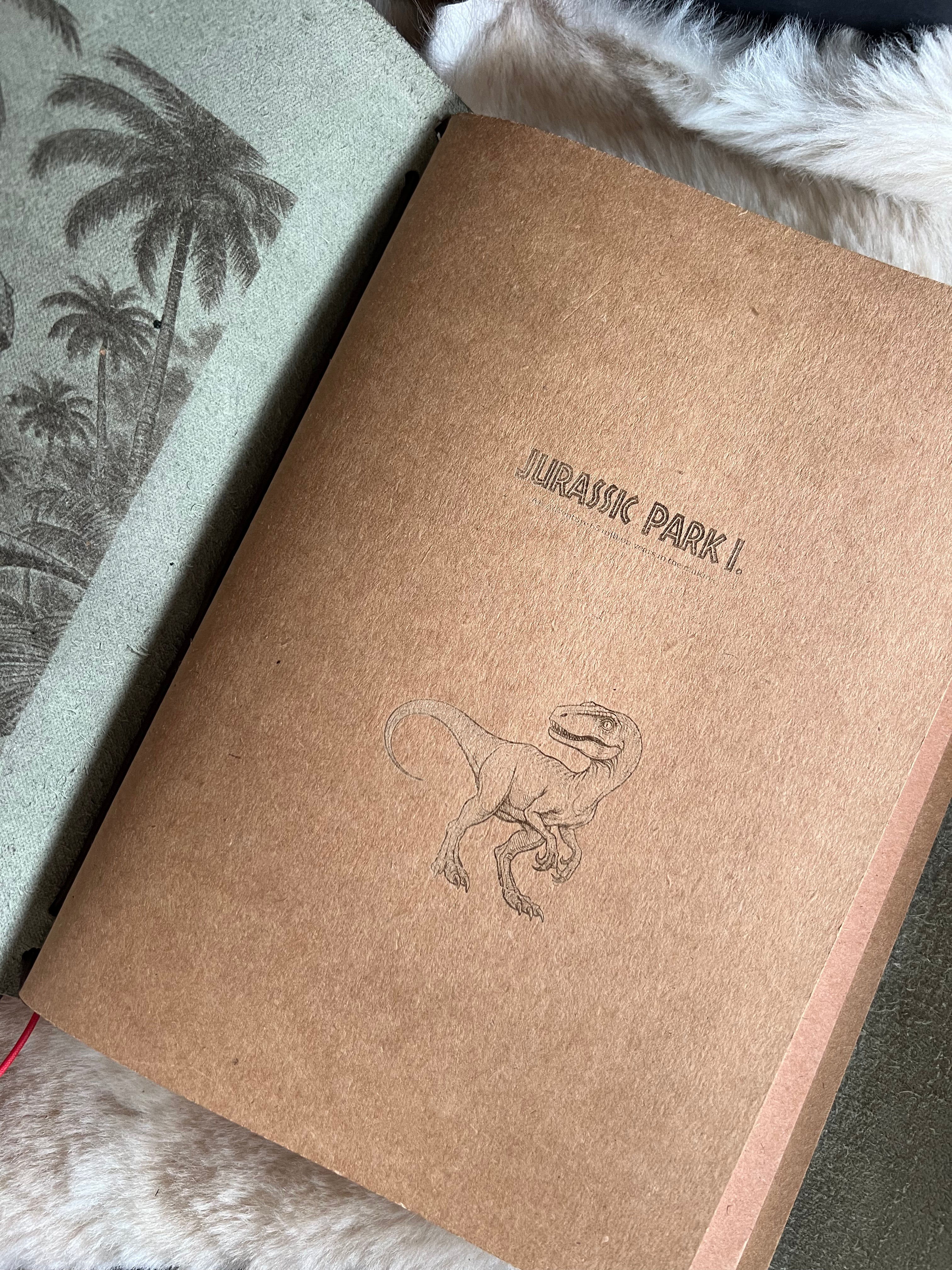 Kožený zápisník A5 - zelená - LIMITKA - Jurský park vibe - dlhá verzia