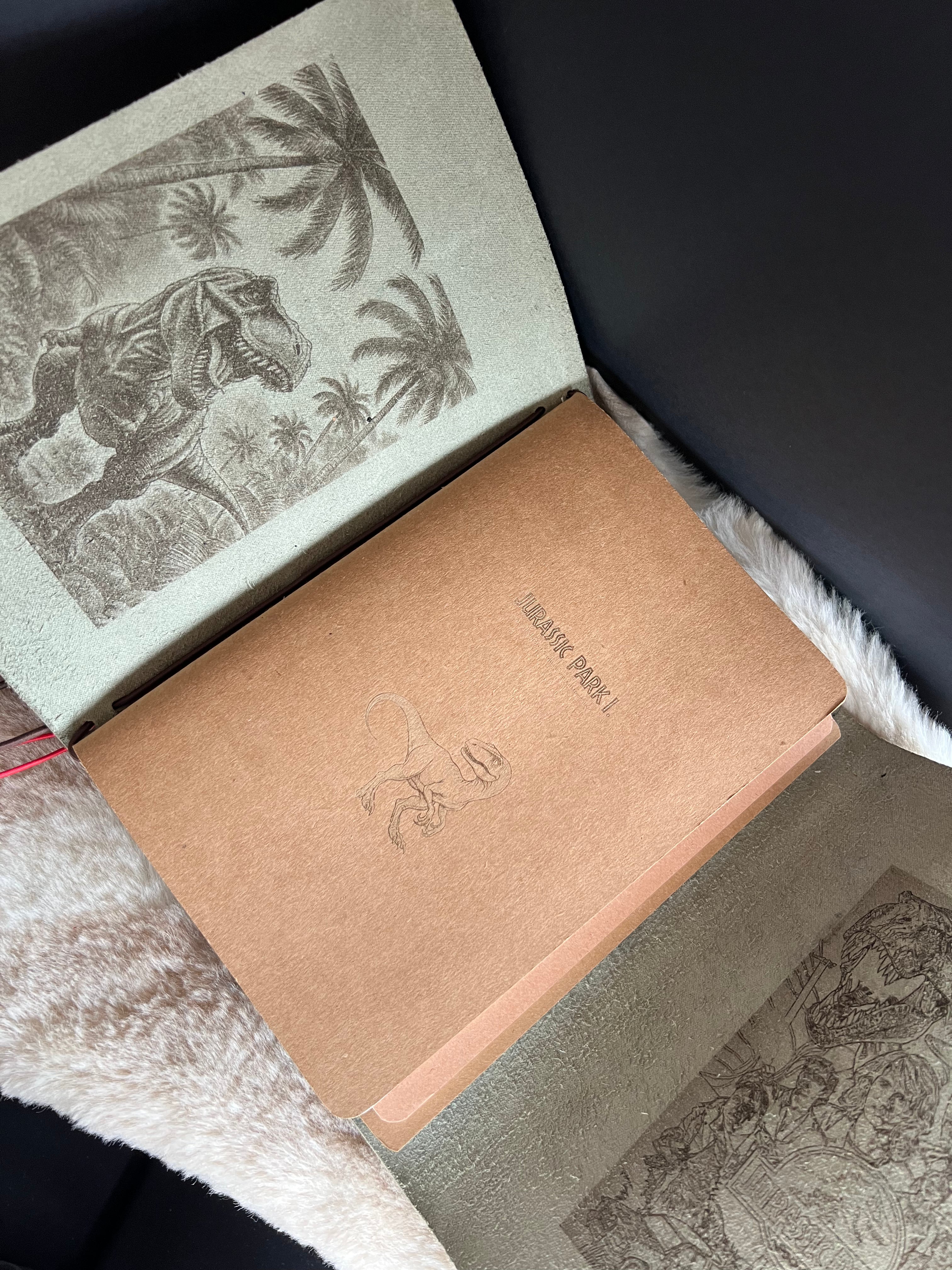 Kožený zápisník A5 - zelená - LIMITKA - Jurský park vibe - dlhá verzia