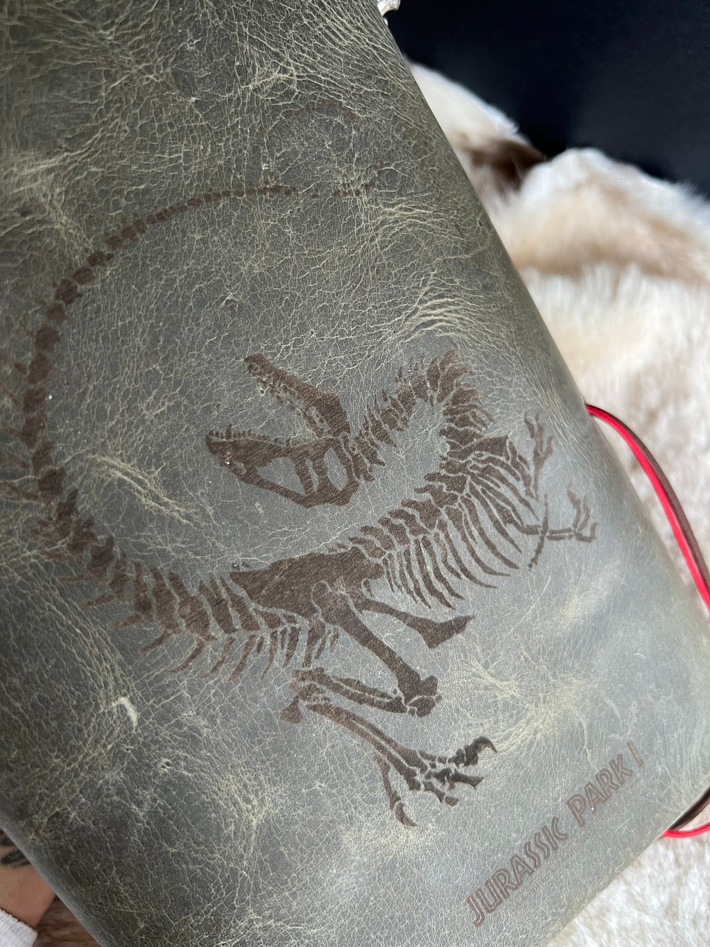 Kožený zápisník A5 - zelená - LIMITKA - Jurský park vibe - dlhá verzia