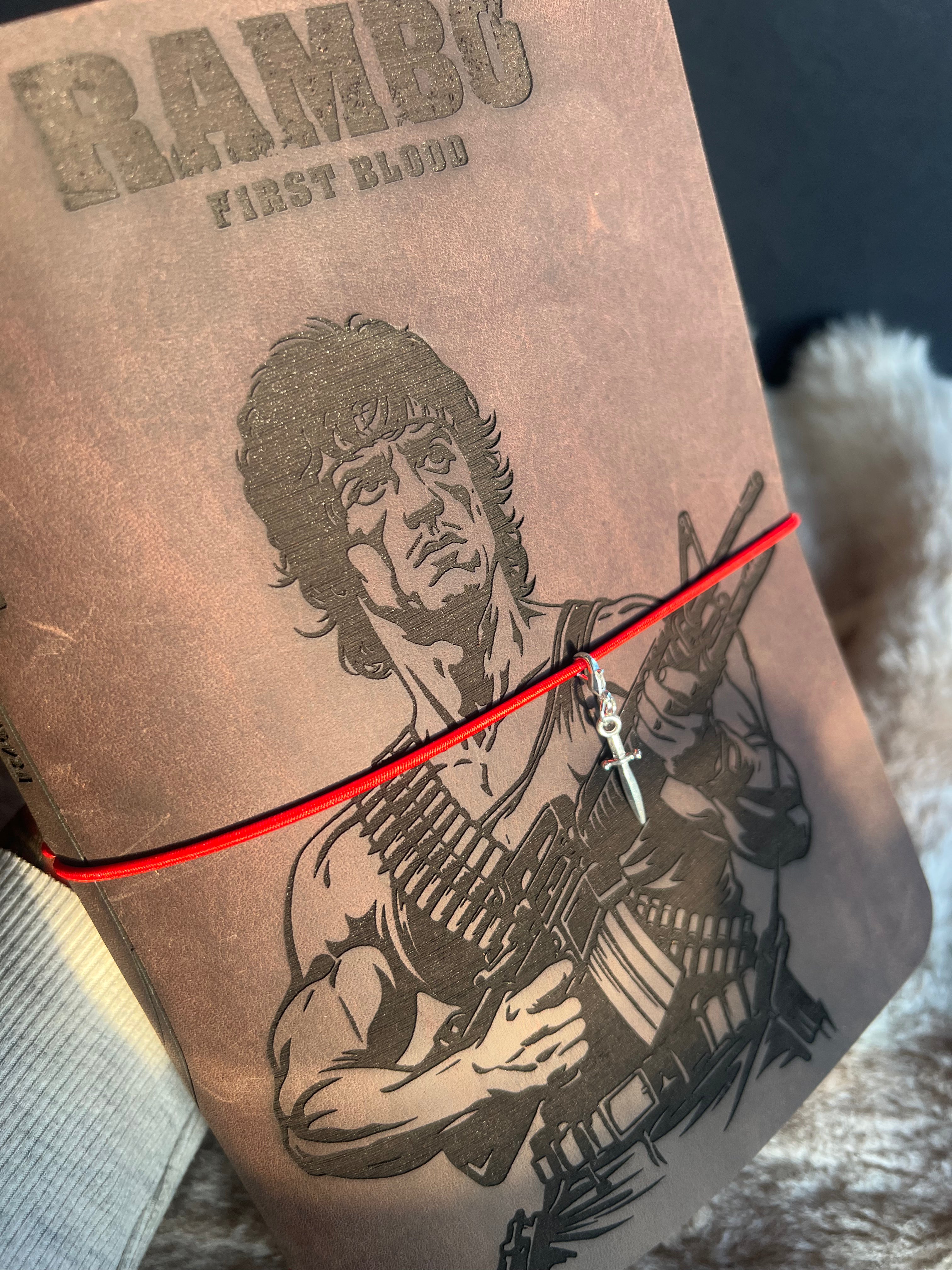 Kožený zápisník A5 - hnedá - LIMITKA - Rambo I. First Blood - krátka verzia