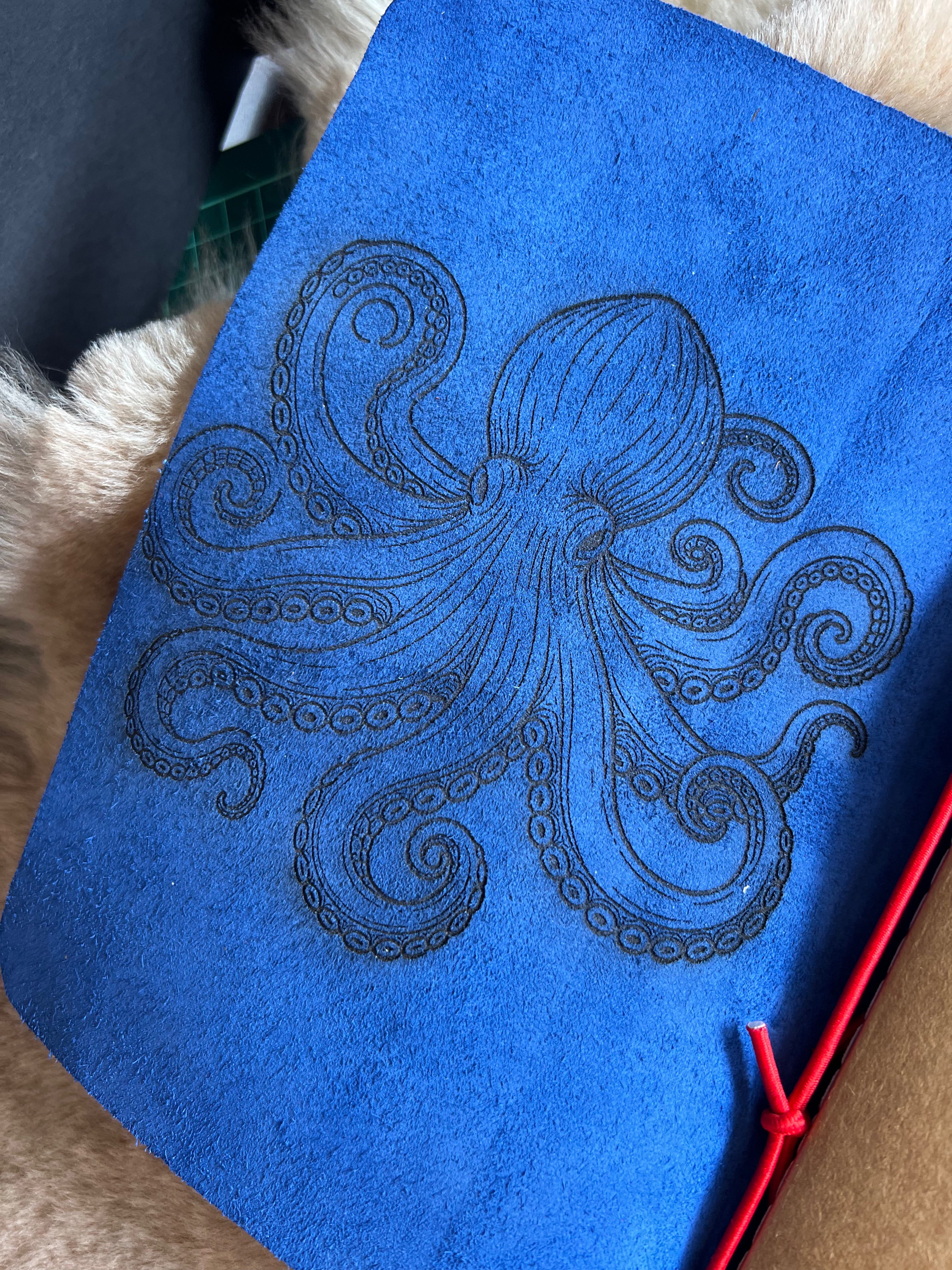 Kožený zápisník A5 - modrá - LIMITKA - OCTOPUS - dlhá verzia