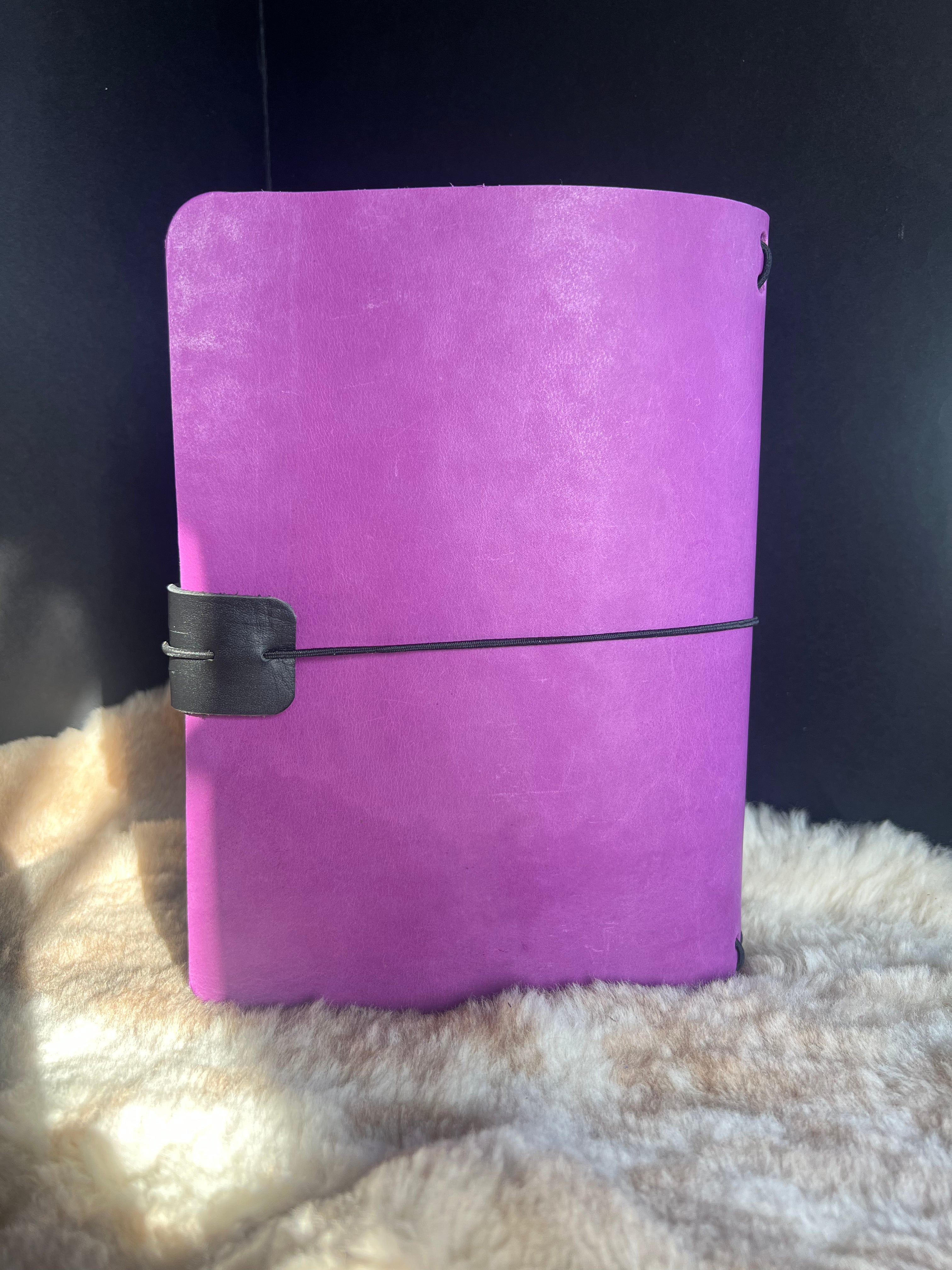 Kožený zápisník A5 - Fialová - Purple magic - Krátka verzia