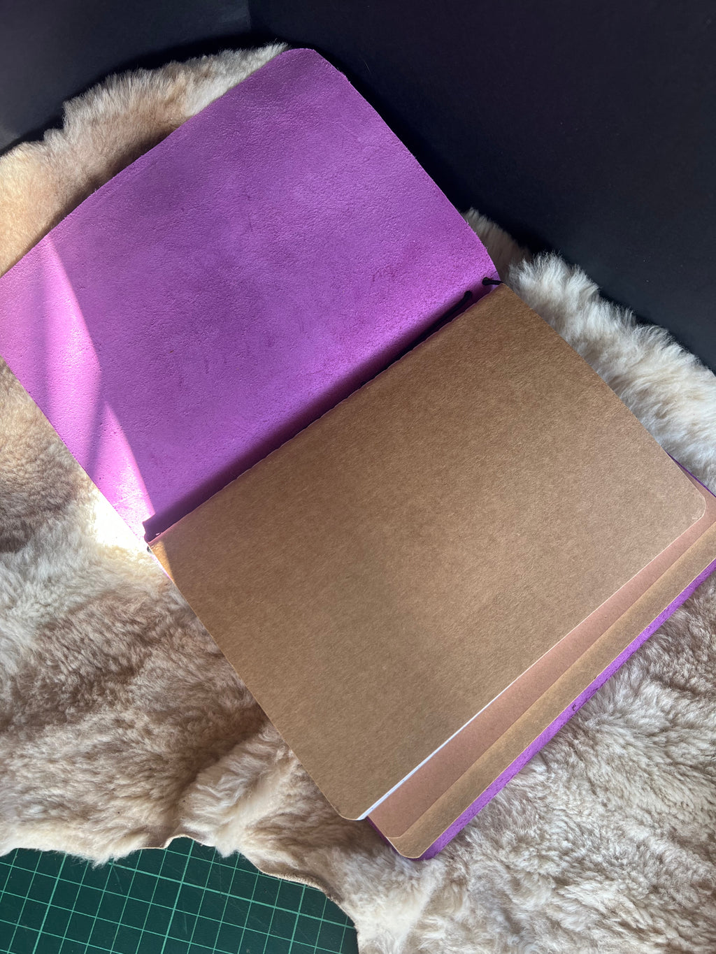 Kožený zápisník A5 - Fialová - Purple magic - Krátka verzia